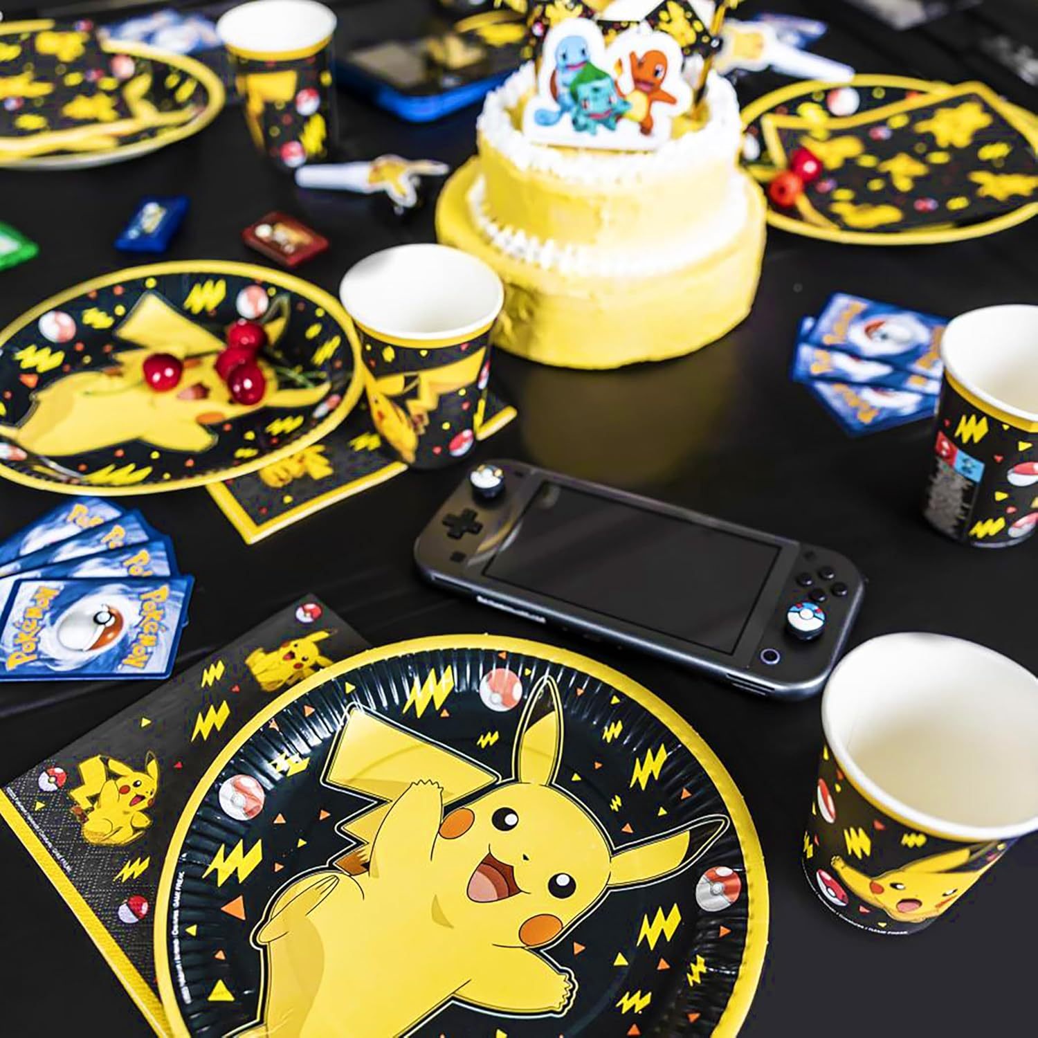 Kit Compleanno Pokemon fino a 8 persone, Set Stoviglie Pikachu Addobbi Decorazioni da Tavola per Festa Party Carnevale Halloween a Tema Bambini, 8 Piatti, 16 Tovaglioli, 8 Bicchieri
